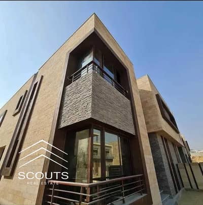 فيلا 3 طوابق  متشطبه فوري   للبيع في كمبوند تاج سيتي Taj city التجمع الخامس القاهره الجديده بالقرب من الرحاب  , ماونتن فيو