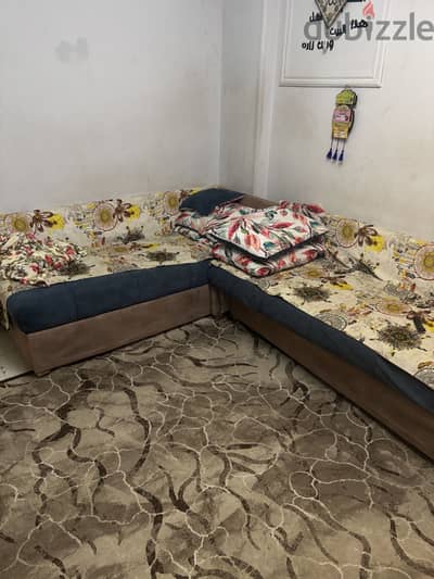 كنبة ركنه حرف L  بتفتح سرير وفيها سحارة