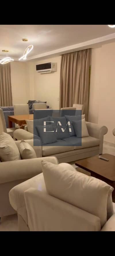 شقة للإيجار مفروشة بالكامل بالتكييفات، جاهزة للسكن