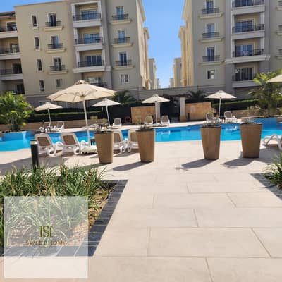 شقة للإيجار في  Mivida Boulevar بالمطبخ وتكييفات واجهزة  فيو علي Lake