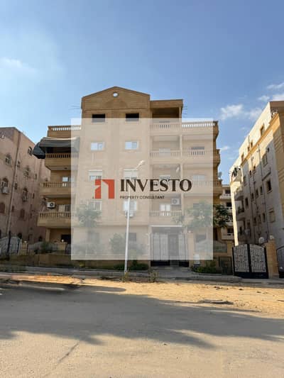 شقه للبيع في العبور الحي التاسع بجانب النتفق و شارع الجامعه الفيو على جاردن وشارع الجامعة دور تالت أمامي  تاني نمره من الحزام الاخضر ومحور العبور