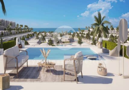 شاليه 3 غرف نوم للبيع في رأس الحكمة بالساحل الشمالي، إطلالة بحرية، تشطيب كامل، موقع مميز بالقرب من المارينا، مع تقسيط حتى 10 سنوات وبأفضل سعر.