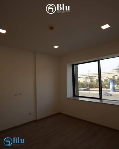 اكبر مكتب اداري متشطب جاهز للاستخدام و التشغيل للايجار في مول ليك تاون lake town mall علي محور بن زايد ready to operate