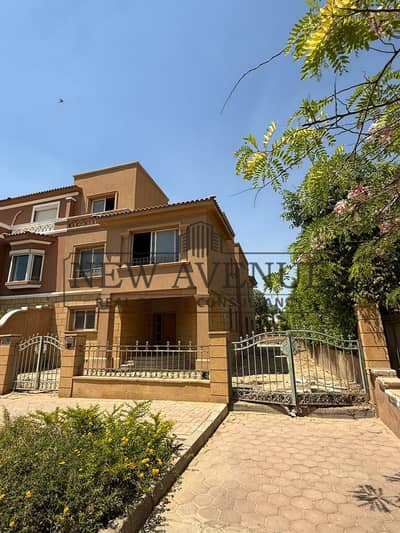 توين ڤيلاعلي  ڤيو مميز علي لاندسكيب نصف تشطيب في بلاجيو كمبوند Compound Bellagio