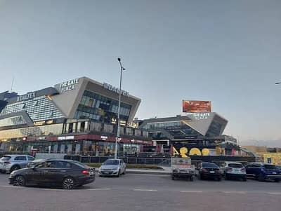 للبيع محل 30 م  بالتقسيط مع مساحة خارجية المحل دبل فيو مباشر علي دخلة المول فيو شارع الشباب و امام مول ذا جيت و اسكاي رامب و مول اسبانيا بلازا