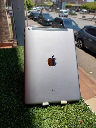 ipad 6th generation 32 giga storage used like new
