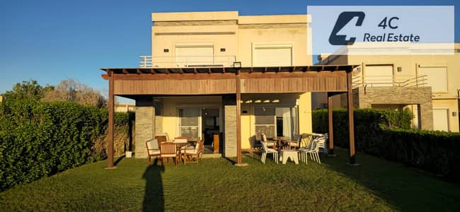 باقل سعر فى السوق فيلا للبيع، مساحتها 527 م مفروشة بالكامل استلام فورى  في موقع متميز صف اول عل الشاطئ فى أمواج، الساحل الشمالي.