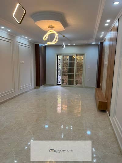 For sale in Al-Ahram Gardens, an apartment of 140 meters, old load equivalent to 150 meters, super lux finishing, complete with utilities and services. A distinguished location at the first gate in area (D), steps to the street.
