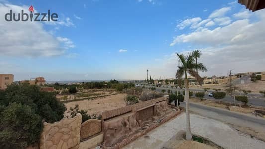 قطعة ارض سكنية للبيع تاني نمرة من الناصية مساحة 2224 متر واجهه  علي طريق الأسماعيلية علي بعد دقيقة من بوابة 3 فيها تسهيلات 50% كاش و 50% علي ستة  اشهر