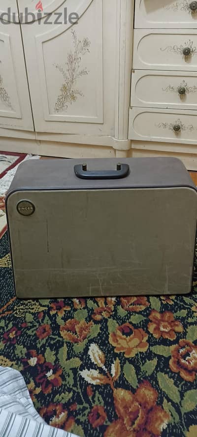 ماكينة خياطة وتطريز