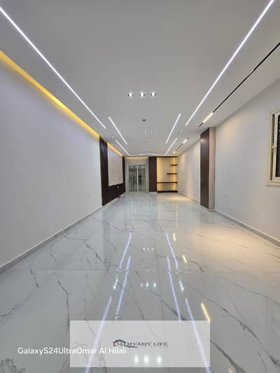 175m west, high-end apartment next to Army Street and the club in a well-occupied building with excellent loading