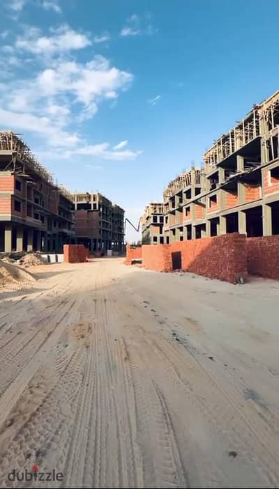 شقة أرضي بحديقة للبيع 183 م بمقدم 10% في Yellow Residence على طريق السويس مباشرة أمام الرحاب في التجمع الخامس القاهرة الجديدة