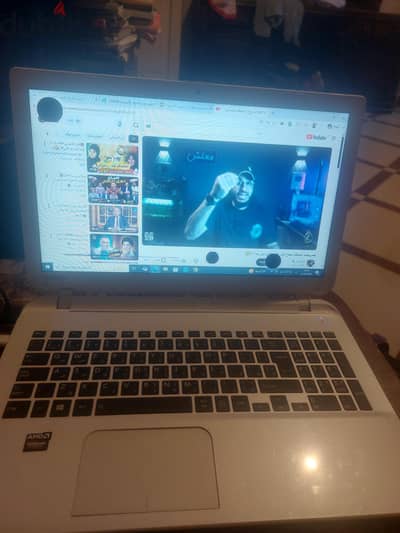 لاب توشيبا يعمل بالشاحن