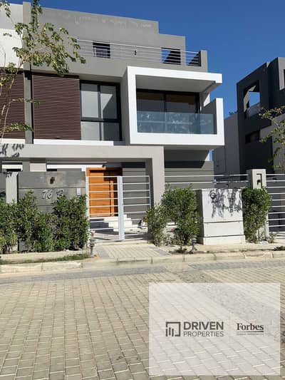 استلام فوري توين هاوس متشطب بالكامل للايجار بالمطبخ و التكيفات في باتيو الزهراء كمبوند Patio El Zahraa Compound الشيخ زايد الجيزه