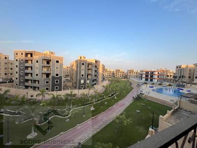 شقه 186m في التجمع الخامس روف بجوار الجامعه الامريكيه  مساحتها 186 + 117 رووف