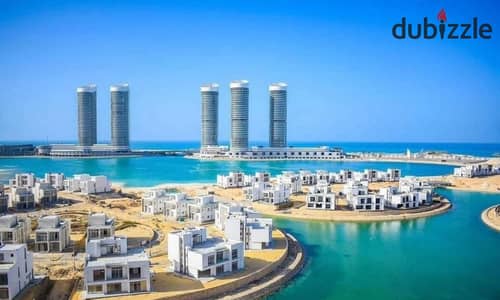 للبيع شالية علي البحر مباشرة متشطب بالكامل تشطيب فندقي استلام فوري ع الفرش بكمبوند مزارين في العلمين الجديده