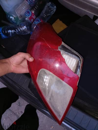 فانوس نيسان صني n 17 خلفي بحاله ممتازه ب كلبسات الفابريكا محتاج باغه