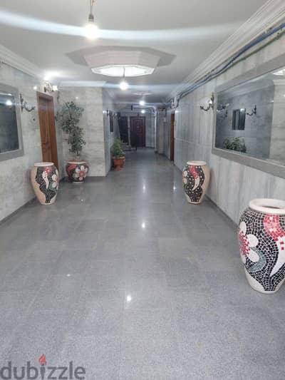 بعمارة  واحده ايجار فاضي  شقتين عمارة مميزة  بمنطقة ط  يوجد غرفة  مستر