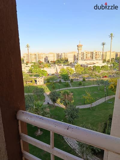 للايجار فى مدينتى شقه قانون جديد مساحه ١٠٣ متر فيو جاردن والخدمات بها غاز طبيعى