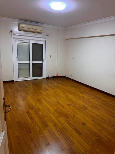 Opportunity for rent for owners of large areas in Al-Rehab 2, an apartment of 300m with kitchen and air conditioning, distinguished location, 5 bedrooms at a bargain price