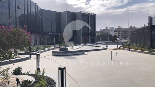 بسعر مميز عيادة 102م متشطبة بالتكييفات للايجار في الجولدن سكويرSidewalk mall