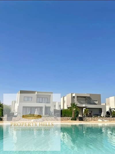 A fantastic villa for sale with a double view in the North Coast, ready for viewing.