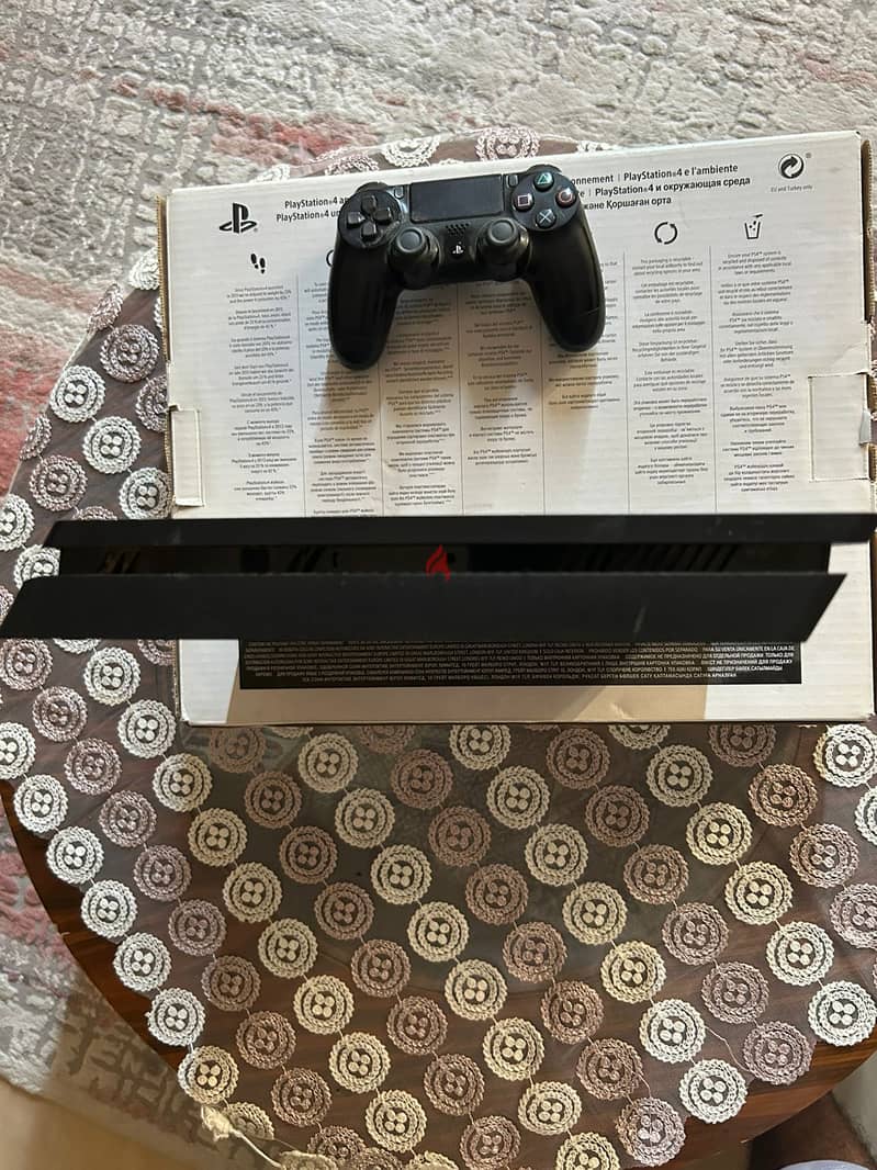 PlayStation 4 Slim 1TB + Original Controller 2