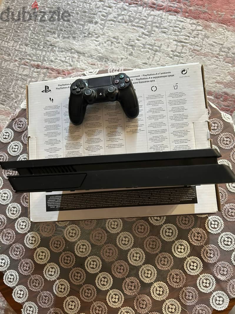 PlayStation 4 Slim 1TB + Original Controller 3