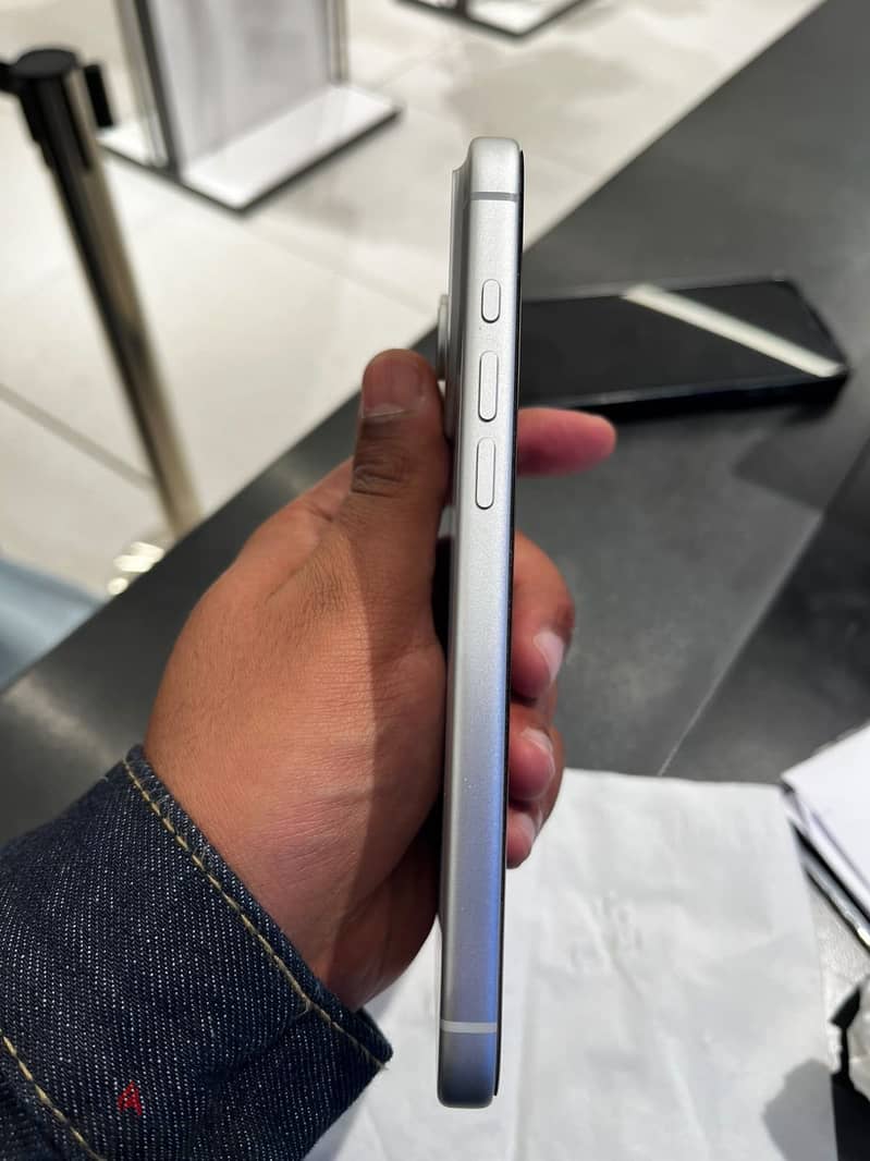 Apple - iPhone 17 Pro Max 4