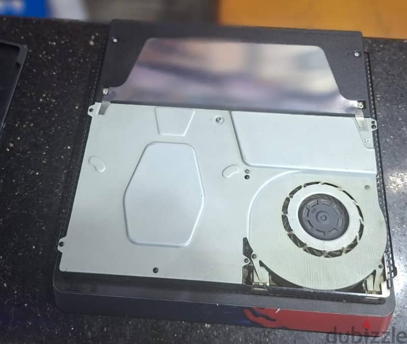 PlayStation 4 Slim 1