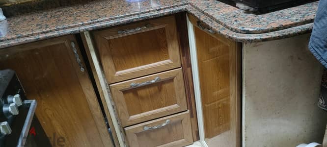مطبخ خشمونيوم بحالة جيدة جدا