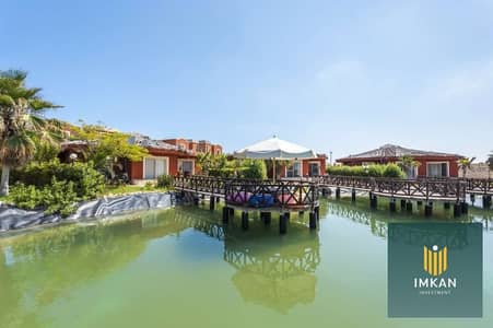 شاليه للبيع ارضي بجاردن صف اول عالحمام سباحة فى قرية bungalows الساحل الشمالي قريب من مارينا و العلمين الجديدة - new alamein