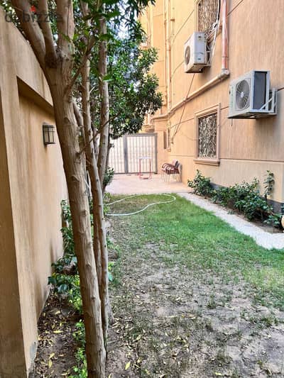 Duplex for rent in New Cairo, South Investors neighborhood, Al Sharq district, consisting of ground floor, basement, and garden, area of 150 meters ground floor, 50 meters basement, and 50 meters garden, 2 rooms, 3 bathrooms, next to Al-Zuhur Club, 5 minutes walk to Point 90 Mall, 10 minutes walk to the American University, 1 minute walk to the club.