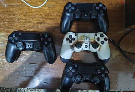 playstation 4 معاه ٤ دراعات و ١٨ لعبه