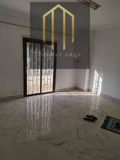 مصر الجديدة دور ارضي مرتفع مدخل من العماره بجوار قصر البارون