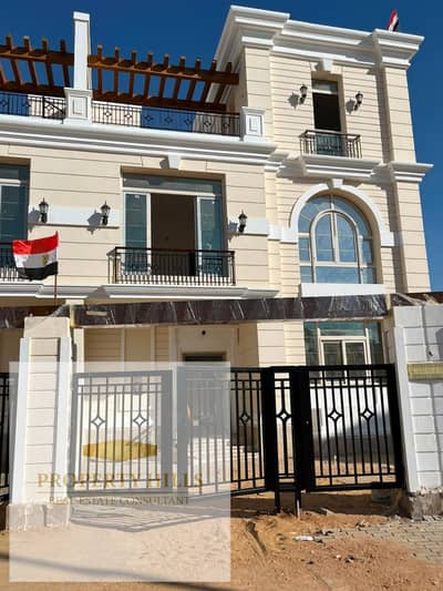 فيلا لقطة مبنيه على الطراز الفرنسي و متشطبة بالكامل في كومباند فلل وقصور فقط جاهزة للاستلام
