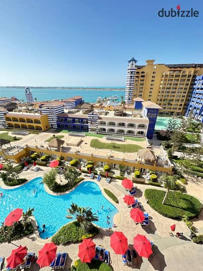 For rent: a chalet with 3 rooms in Porto Marina, sea view, beach, and ultra-super luxury pool.