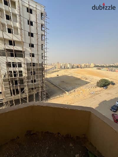 شقه للبيع في  مدينه المعراج العلوي  زهراء المعادي فيو مفتوح    مساحه 220 تتكون من 3غرف -3حمام - ريسبشن -مطبخ - بلكونه   الدور 4 يوجد اسانسير   نصف تشط
