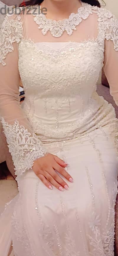 فستان زفاف اول لابسه