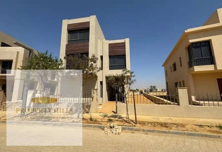 تاون هاوس متشطب بالكامل برايم لوكيشن جاهز للسكن الفوري اوويست اوراسكوم سويرس O West by Orascom