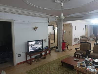 شقة  بمساحة كبيرة فى عزبة النخل