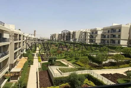 شقة في المراسم استلام فوري متشطبة بالكامل بالتكيفات مقدم و اقساط موقع مميز إطلالة علي مساحات خضراء