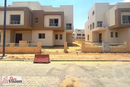 للبيع تاون هاوس في جراند هايتس (Grand Heights) فرصة للسكن الراقي في موقع متميز: مساحة الأرض: 301 متر. مساحة المباني: 283 متر. التقسيم: 4 غرف نوم | 4 ح