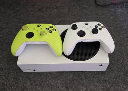 Xbox Series S + 2 Controllers
