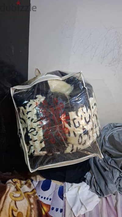 لحاف اربع قطع اسود × ذهبى