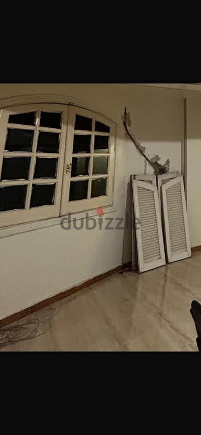 شباك بزجاج عاكس