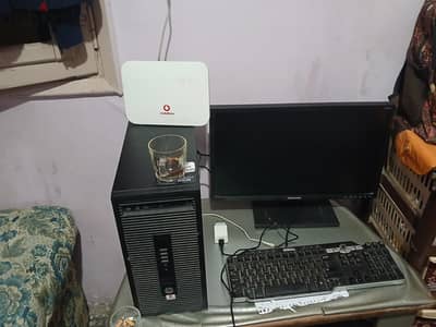 شاشه سامسونج نظيفه جدا وكيسه موديل قديم بس مستعدلها في كيسه اوريجينال