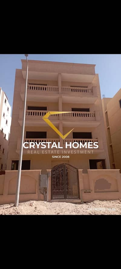 عماره للبيع في التوسعات الشماليه اكتوبر بها 8 شقق غير الرووف والبدروم بسعر لقطه