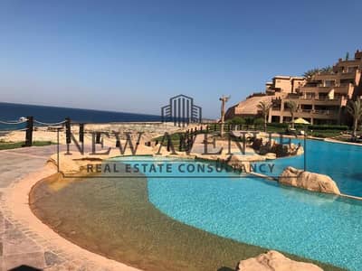 شاليه ٣ غرف  في تلال السخنه  بحديقه علي حمام السباحه و يطل علي بحر بالمطبخ و التكيفات باقل من سعر السوق
