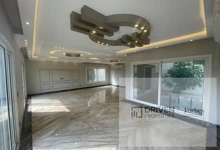 استلام فوري توين هاوس متشطب بالكامل للبيع بالمطبخ و التكيفات في ذا كراون بالم هيلز The Crown Palm Hills بالقرب من جولف اكستينشن 6اكتوبر الجيزه